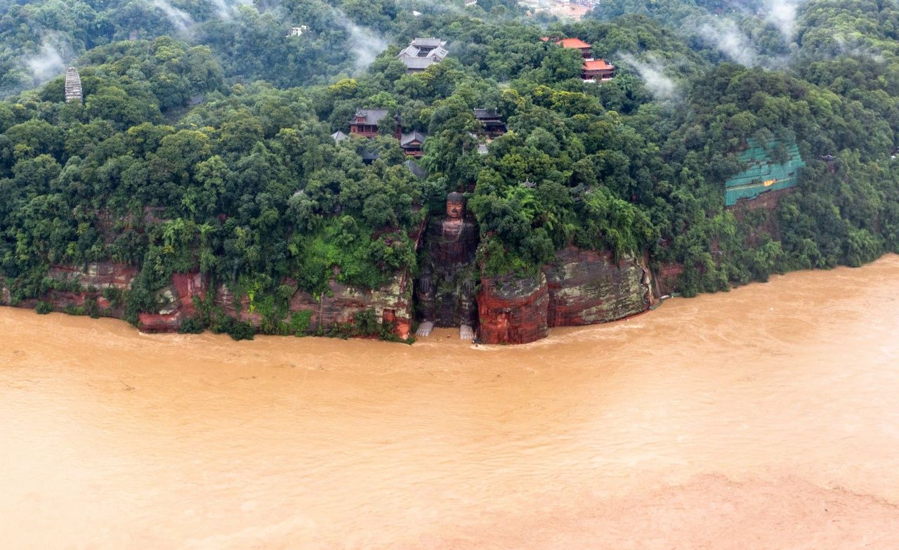 น่ากลัว..น้ำท่วมหนักในมณฑลเสฉวน จนระดับน้ำสูงถึงพระบาทของ องค์พระใหญ่เล่อซาน เป็นครั้งแรกในรอบ 80 ปี