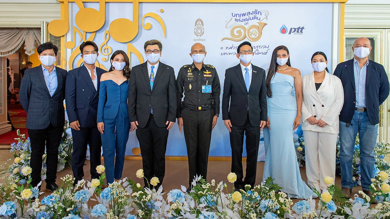 ประชันลูกคอ พลเอกธีรวัฒน์  บุณยะวัฒน์  เสนาธิการทหารบก แถลงข่าวโครงการ  “บทเพลง รักแห่งแผ่นดิน” ปีที่ 10 ภายใต้แนวคิด 1 ทศวรรษ ร้องบรรเลง บทเพลงพระราชนิพนธ์ มีเหล่าศิลปิน กวาง เอบี นอร์มอล, น้ำหวาน ซาซ่า, แก้ม-วิชญาณี ฯลฯ  ร่วมงานที่ห้องรับรอง 221 กองบัญชาการกองทัพบก วันก่อน.