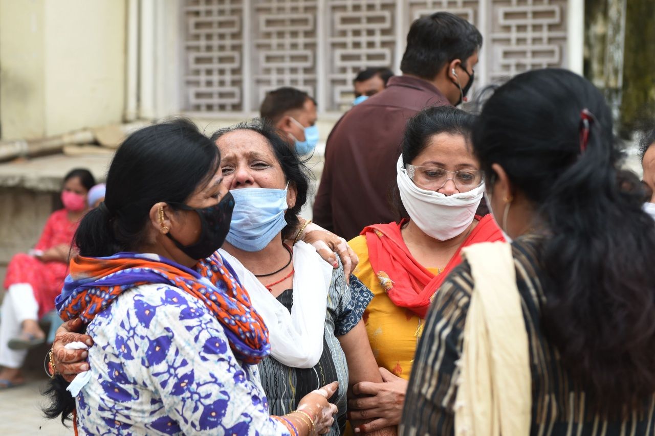 บรรดาญาติผู้เสียชีวิตจากเหตุไฟไหม้โรงพยาบาล  Shrey เสียใจ หลังเกิดเหตุสลด ไฟไหม้ห้องไอซียู ทำให้ผู้ป่วยโควิด-19 เสียชีวิต 8 ศพ