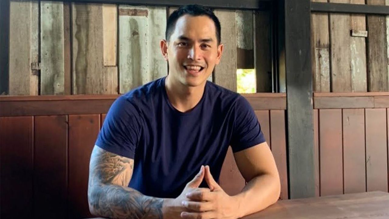 ส่วนคู่ สงกรานต์-แมท ภีรนีย์ ก็ขยันเติมเต็มรัก มีแต่รูปเดี่ยวเที่ยวชมงานศิลปะเช็กอินที่เชียงใหม่ สงกรานต์ ลงรูปพร้อมแคปชัน “คนถ่ายนี่เขาเก่งจริงๆ”   ชมเก่งเค้าเรียก นักรัก เอ้ย น่ารักนี่หว่า.