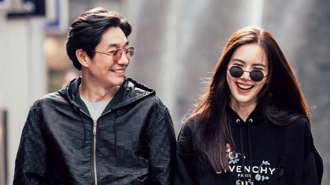 ลงรูปคู่คุณภรรยา พร้อมบรรยาย “ผู้หญิงข้าใครอย่าแตะ” เจี๊ยบ-พิจิตตรา เข้ามาตอบ “มีอะไรให้ต้องอนุมัติหรือเปล่าน้า” บอย-อนุวัฒน์ พิมพ์มือสั่น “เปล่าๆๆๆ”  ดูออกว่าร้าก...ก เมีย (ฮา)