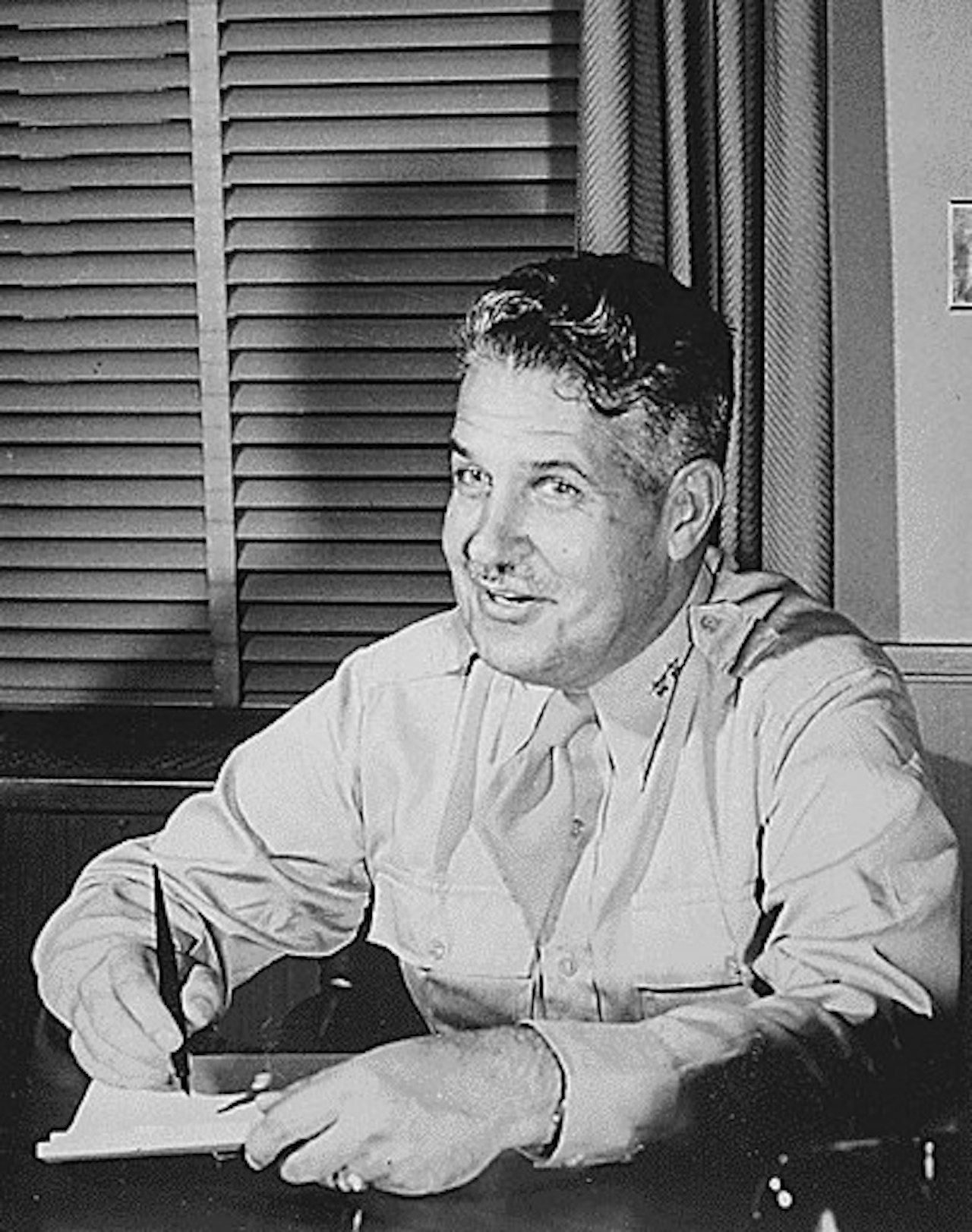 พลตรี เลสลี อาร์. โกรฟส์