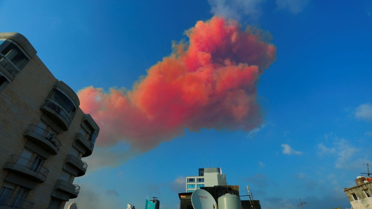 ควันสีแดงลอยขึ้นหลังโกดังระเบิด