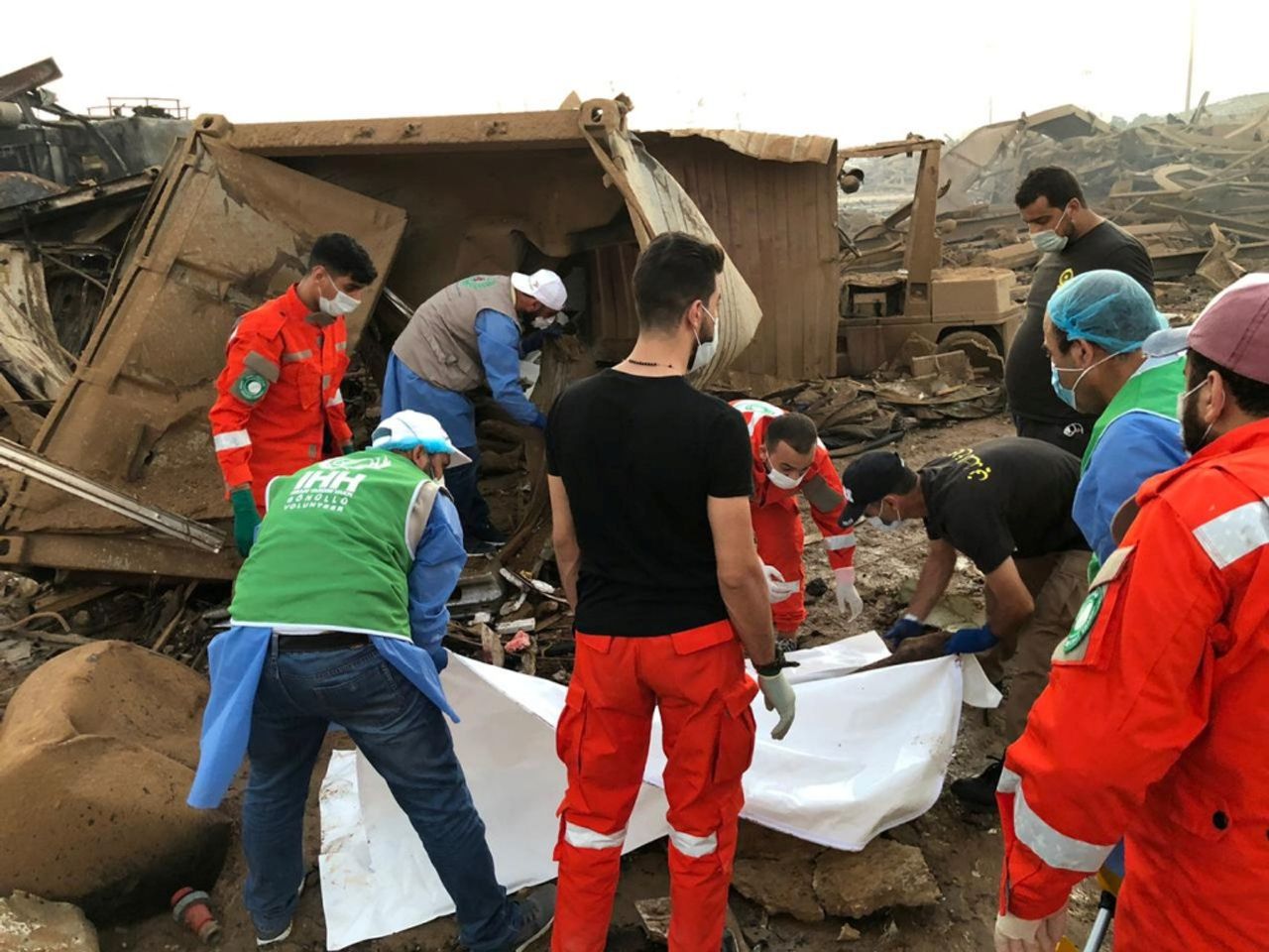 ทีมกู้ภัยเลบานอนเร่งช่วยเหลือผู้ประสบเหตุร้ายและนำศพออกจากที่เกิดเหตุ หลังอาคารบ้านเรือนพังเสียหายยับจากเหตุระเบิดในกรุงเบรุต