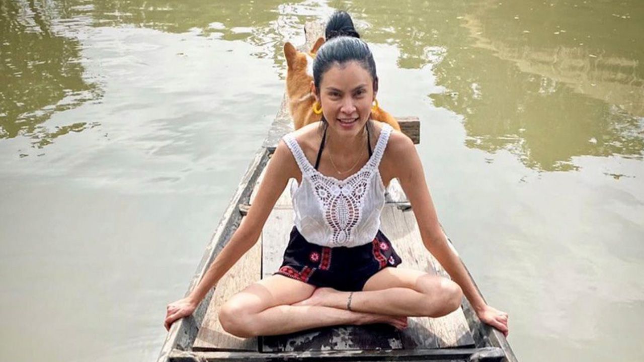 ทำตู้ปันสุขตั้งชื่อ “ปิ่นโตปันอิ่ม” ช่วงนี้อยู่ในโหมดใช้ชีวิตสโลว์ไลฟ์ เน้นมีสุขทุกทีที่อยากมี ปิ่น–เก็จมณี ว่างก็เก็บไข่ ลงเรือหาปลา เจ–เจตริน ตามกดไลค์สนับสนุนความสุขเมีย.