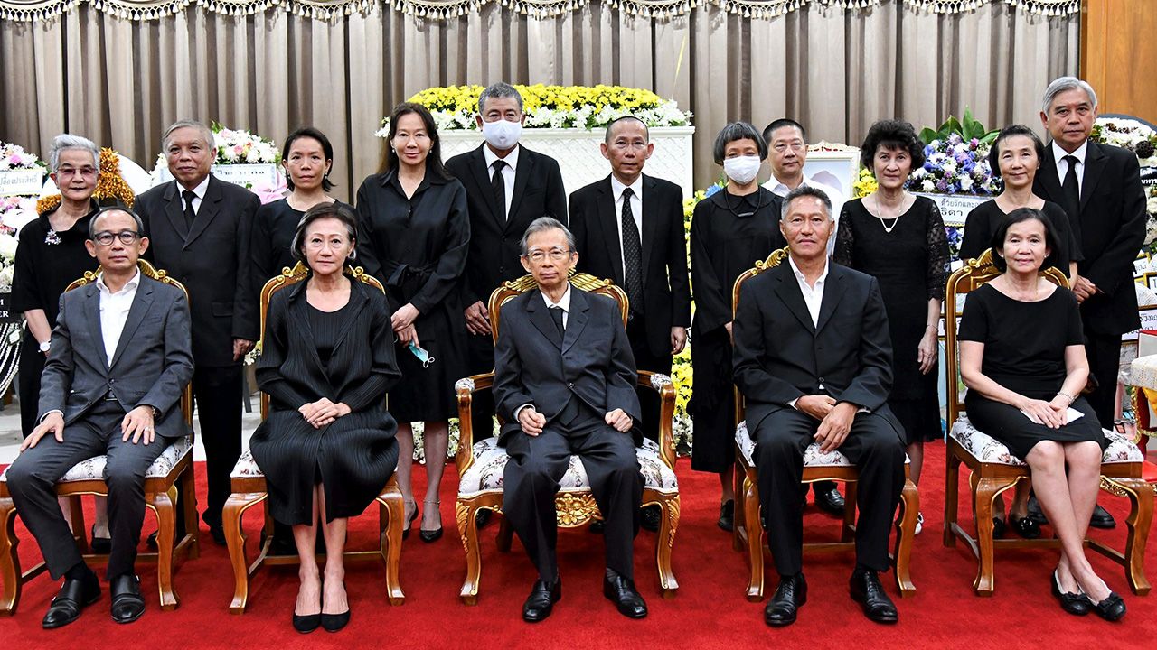 ปลายทางชีวิต สุรัตน์ อัมพุช ประธาน กก.บ.เดอะมอลล์ กรุ๊ป เป็นประธานในพิธีสวดอภิธรรมศพ ประไพ แย้มสอาด โดยมี กฤษณา อัมพุช, อัจฉรา อัมพุช, สันทนา อัมพุช, บุษราคัม ชันซื่อ และ อร่าม แย้มสอาด มาร่วมในพิธีด้วย ที่ศาลา 7 วัดพระศรีมหาธาตุวรมหาวิหาร วันก่อน.