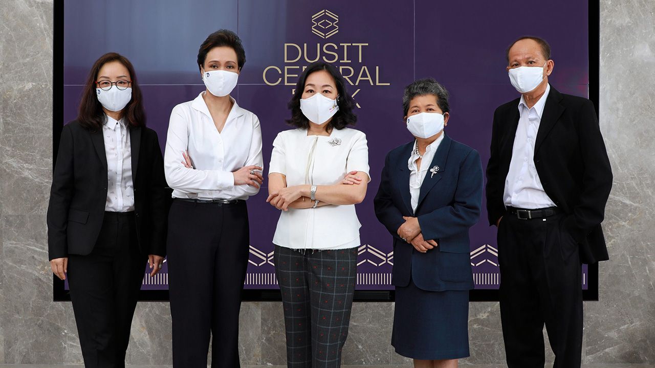 ไว้ใจ ศุภจี สุธรรมพันธุ์, วัลยา จิราธิวัฒน์, นิจพร จรณะจิตต์ และ กฤษณะ จินดา ร่วมลงนามในสัญญาแต่งตั้งบริษัทอิตาเลียนไทย ดีเวล๊อปเมนต์ เป็นผู้รับผิดชอบงานโครงสร้างพื้นฐาน “ดุสิต เซ็นทรัล พาร์ค” โครงการมิกซ์ยูส หัวมุมถนนสีลม-พระราม 4 ที่สำนักงานโครงการ วันก่อน.