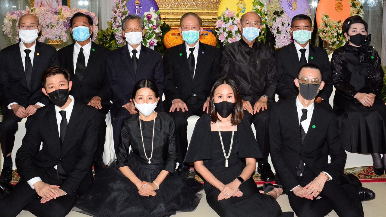 ปลายทางชีวิต ศ.นพ.เกษม วัฒนชัย เป็นประธานในพิธีสวดพระอภิธรรมศพ ยุพิน เลาหพงศ์ชนะ ภรรยา วิบูลย์ เลาหพงศ์ชนะ โดยมี ชวน หลีกภัย, พล.อ.เฉลิมชัย สิทธิสาท, ประจักษ์ ตั้งคารวคุณ และ จิตติ ตั้งสิทธิ์ภักดี มาร่วมในพิธีด้วย ที่วัดธาตุทอง ค่ำวันก่อน.