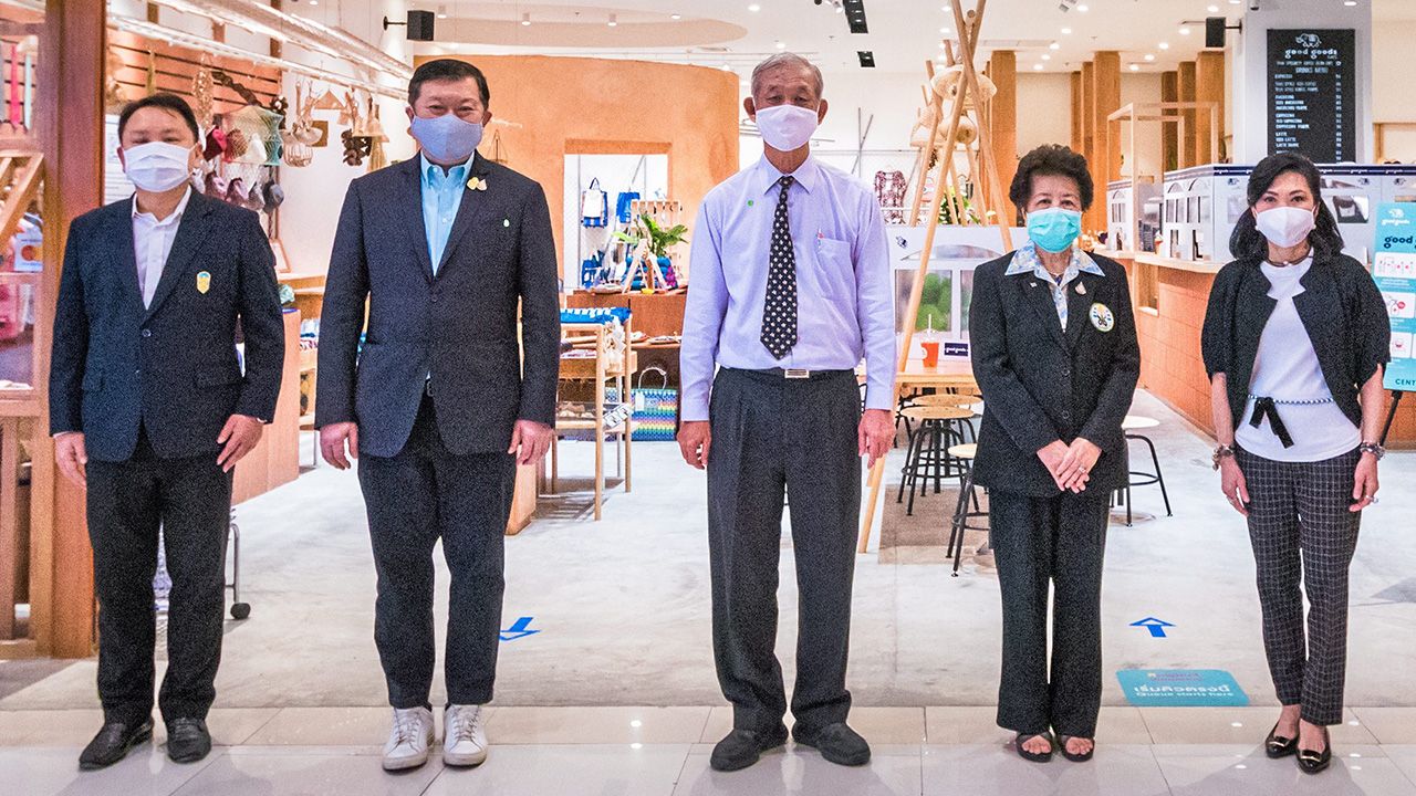 หายห่วง พิชัย จิราธิวัฒน์, สุพัตรา จิราธิวัฒน์ และ ดร.ณัฐกิตติ์ ตั้งพูลสินธนา ให้การต้อนรับ ศ.พญ.สมศรี เผ่าสวัสดิ์ และ ศ.นพ.อมร ลีลารัศมี ในโอกาสเข้าตรวจเยี่ยมความพร้อมและแนวทางการปฏิบัติตามแผนแม่บทมาตรการ “เซ็นทรัล สะอาด มั่นใจ” ที่เซ็นทรัลเวิลด์ วันก่อน.
