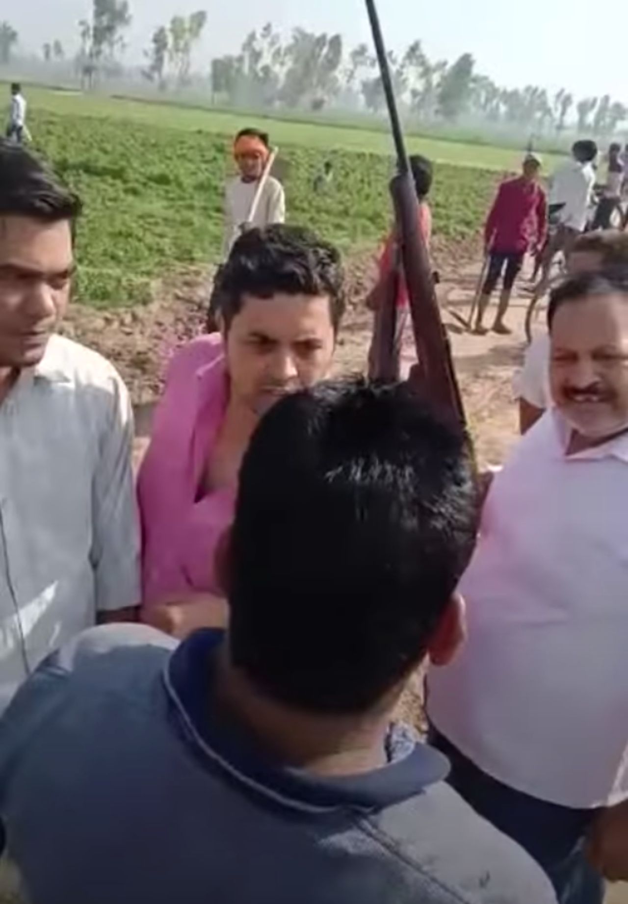 ชาวบ้าน 2 คน (เสื้อชมพูกับเสื้อขาวถือปืน) มีปากเสียงกับนายโชเต ลัล และนายสุนิล ก่อนเกิดเหตุสลด