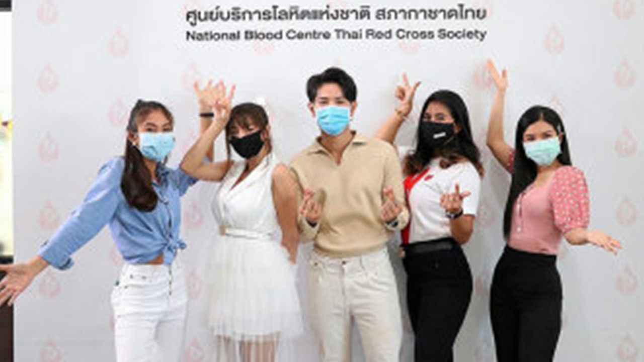 บริจาคเลือด - ศิลปิน “ลูกทุ่งไอดอล” แอมมี่–ศิริลักษณ์ เภกกิ้ม, แพรว–รัตนาพร นอสูงเนิน, กระต่าย–สโรชา บุญรักษา, นะโม–นิตยา แซ่ตั้ง และ เอ็มโบ–พันธกานต์ พุ่มพฤกษ์ ร่วมบริจาคโลหิต ที่ศูนย์บริการโลหิตแห่งชาติ สภากาชาดไทย.
