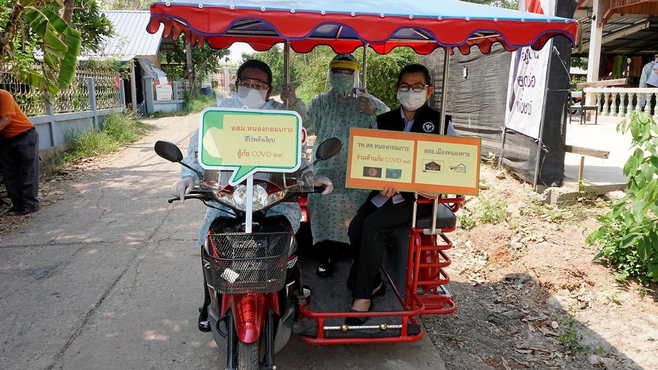 อสม. นั่งรถจักรยานยนต์พ่วงข้าง จัดเป็นหน่วยเคลื่อนที่เร็ว ออกปฏิบัติงานตามชุมชน.
