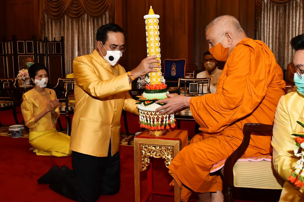 นายกรัฐมนตรี ถวายเทียนพรรษา สมเด็จพระวันรัต เจ้าอาวาสวัดบวรนิเวศราชวรวิหาร