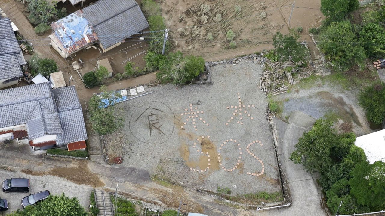 ภาพประชาชนเรียงข้อความ