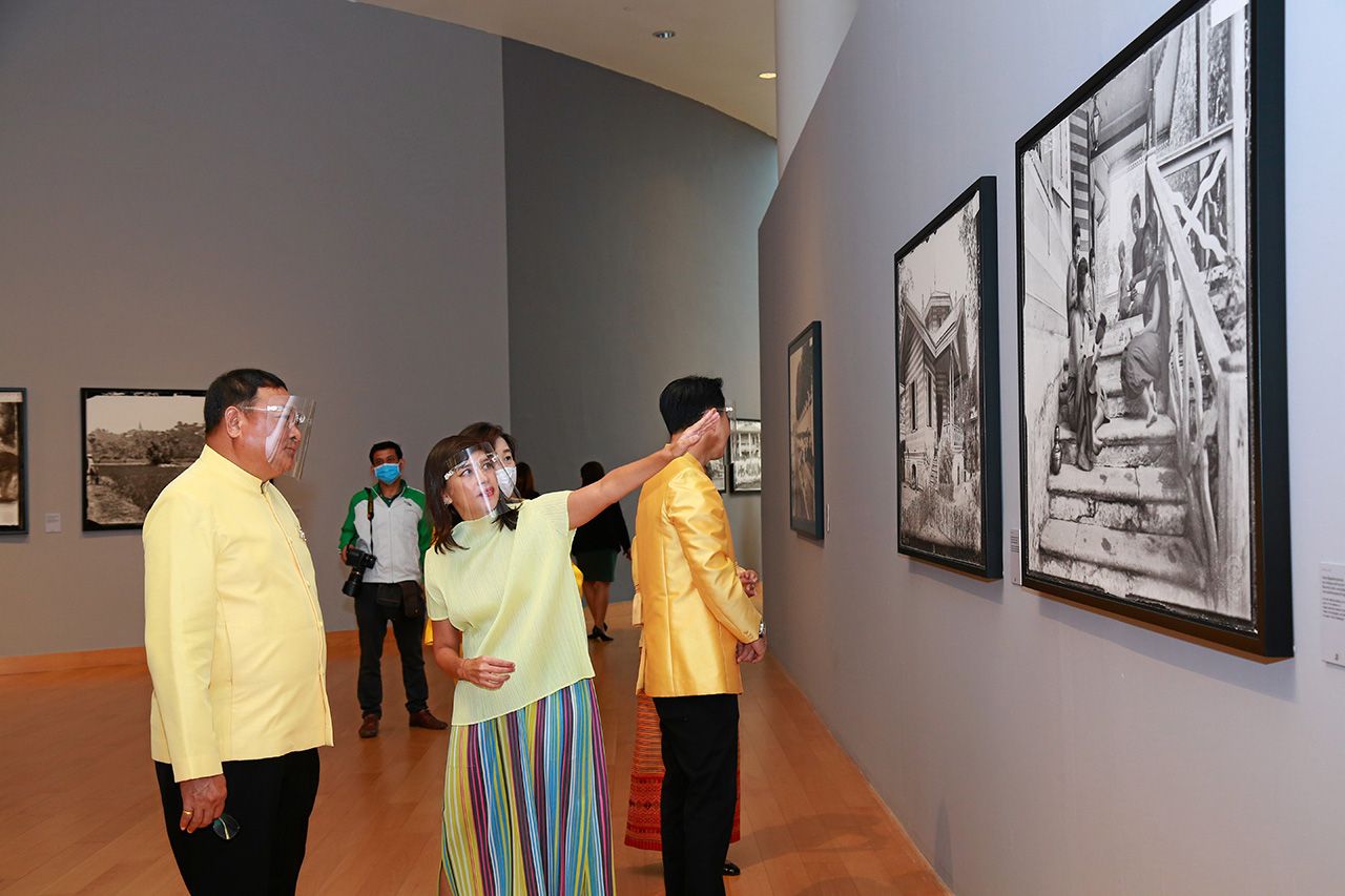 ท่านผู้หญิงสิริกิติยา เจนเซน พาชมนิทรรศการ.