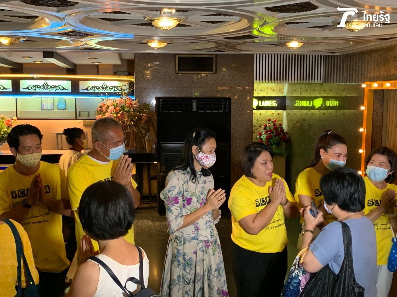 ทีมผู้บริหารและพนักงานยกมือไหว้ รอส่งคนดู หลังหนังรอบสุดท้าย 