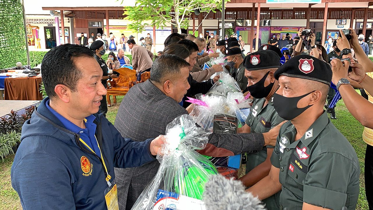 คณะกรรมาธิการฯมอบอุปกรณ์กีฬาให้ตัวแทนโรงเรียน ตชด. 10 โรงเรียน ใน จ.สงขลา.