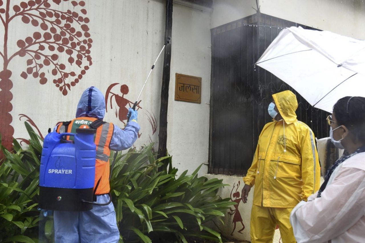 เจ้าหน้าที่ฉีดพ่นยาฆ่าเชื้อบริเวณประตูบ้านของอมิตาภ พัจจัน นักแสดงดังรุ่นใหญ่วัย 77 ปีในนครมุมไบ หลังจากนายอมิตาภ นายอภิเษก พัจจัน บุตรชาย ไอศวรรยา ราย ลูกสะใภ้ และหลานสาว ติดเชื้อโควิด-19ทั้งหมด 