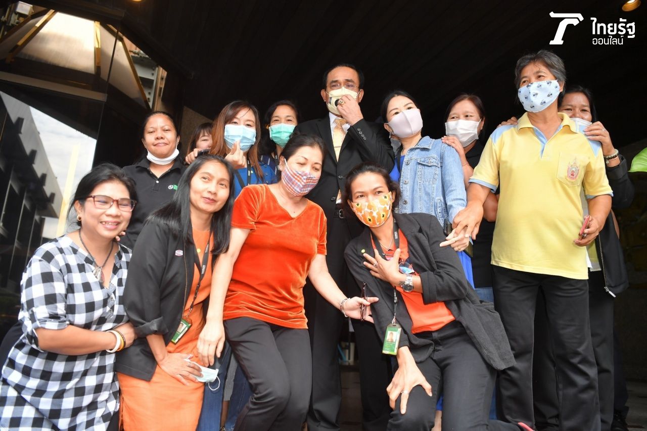 กลุ่มแฟนคลับ ในไทยรัฐ มาถ่ายรูปเป็นที่ระลึก กับ นายกฯลุงตู่ ที่บุก 