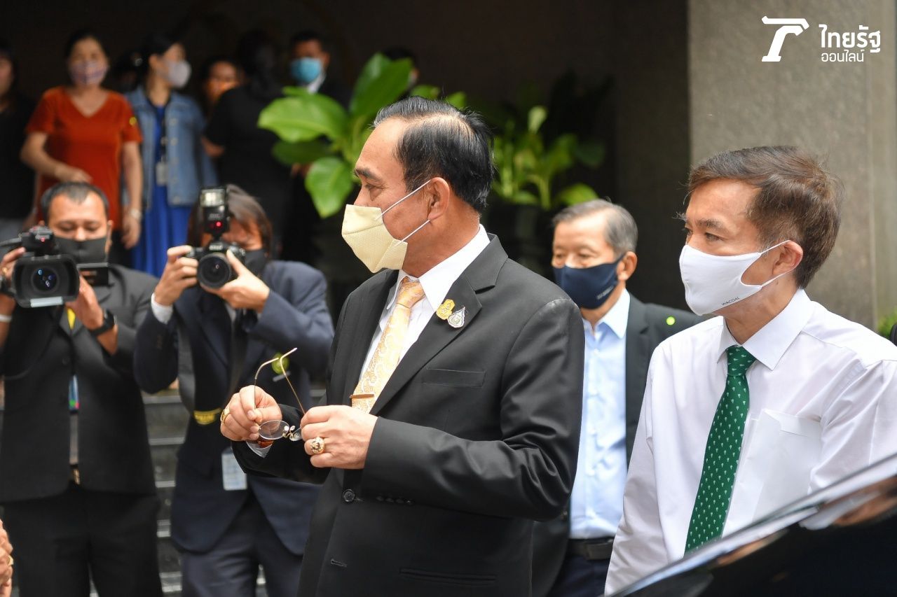 พล.อ.ประยุทธ์ จันทร์โอชา กับ กลุ่มแฟนคลับ พนักงานไทยรัฐ กำลังยืนรอต้อนรับนายกรัฐมนตรี 