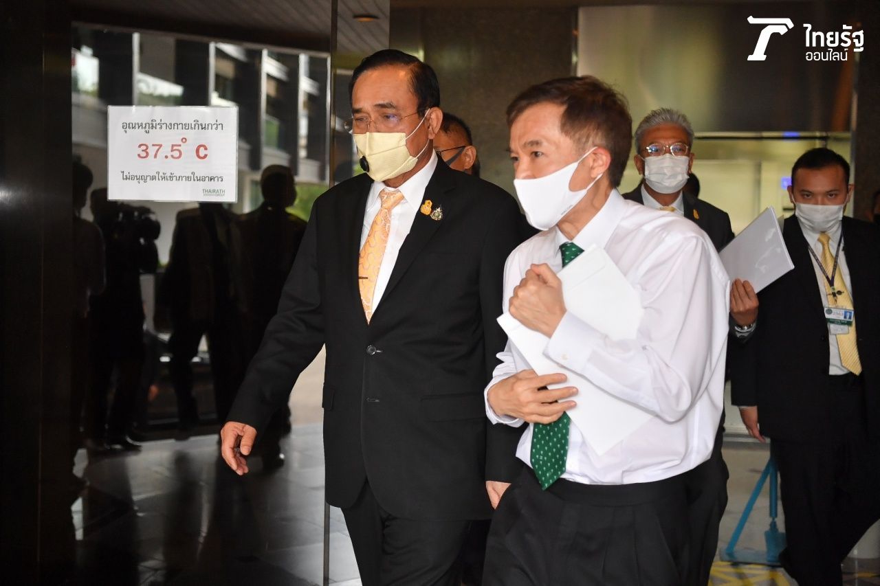 บรรณาธิการบริหารหนังสือพิมพ์ไทยรัฐ รอต้อนรับ พล.อ.ประยุทธ์ จันทร์โอชา นายกรัฐมนตรี และรมว.กลาโหม 