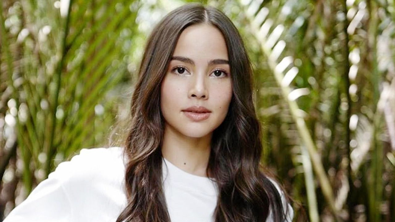 พักถ่ายรูปกะต้นไม้เพราะเดี๋ยวราคาพุ่ง! ญาญ่า อุรัสยา ถ่ายกะดงต้นกก ที่บางกระเจ้า คืนเดียวยอดไลค์ปาไปหกแสน ใครอยากแพง!? มามะ...ให้ ญาญ่า เจิม!