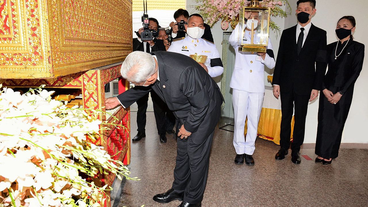 สู่สุคติ - พล.อ.สุรยุทธ์ จุลานนท์ ประธานองคมนตรี เป็นประธานในพิธีพระราชทานเพลิงศพ ยุพิน เลาหพงศ์ชนะ ภรรยา วิบูลย์ เลาหพงศ์ชนะ มารดาของ อภิชา  เลาหพงศ์ชนะ, วราวุธ  เลาหพงศ์ชนะ, กฤตยา เลาหพงศ์ชนะ และ ศราวุฒิ เลาหพงศ์ชนะ ที่วัดธาตุทอง วันก่อน.