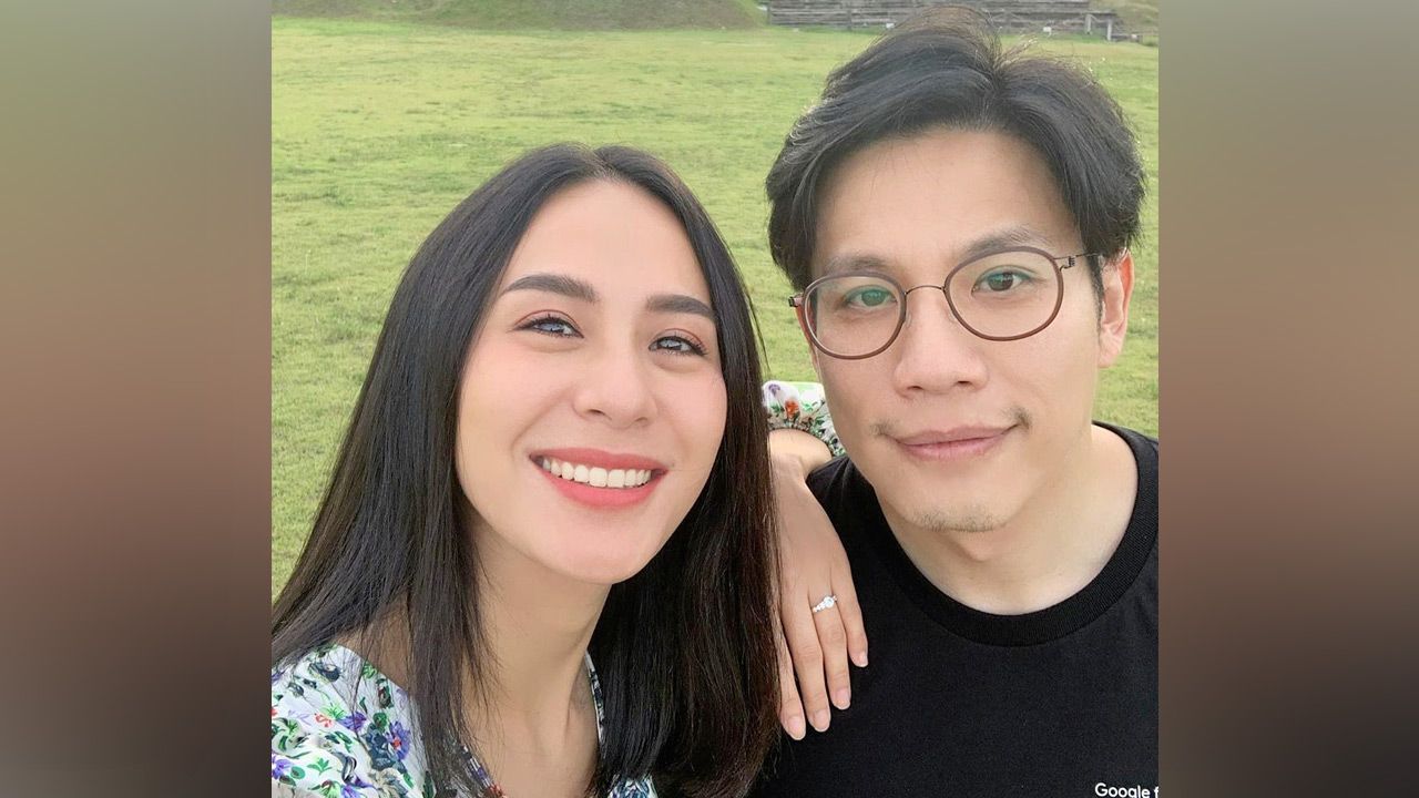 หลังๆมาเรื่องความรักไม่พูดเยอะ แล้วจู่ๆ รถเมล์–คะนึงนิจ ก็แจ้งข่าวดีเหมือนฟ้าผ่ากลางวันแสกๆ โดยโพสต์ภาพคู่แฟนหนุ่มพร้อมบอกว่า โดนขอแต่งงานแล้วก็เซย์เยสแล้วด้วย... เย้ ดีใจๆ.