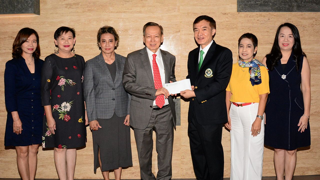 เพื่อการศึกษา พงษ์ วิเศษไพฑูรย์ รอง ปธ.กก.บห.บ.เจริญโภคภัณฑ์อาหาร มอบเงินจำนวน 200,000 บาท ให้แก่ สราวุธ วัชรพล เพื่อสมทบทุนมูลนิธิไทยรัฐ โดยมี พรรณินี นันทพานิช, แสงทิพย์ ยิ้มละมัย และ ไพลิน ศิริพัฒน์ มาร่วมในพิธีด้วย ที่ สนง.นสพ.ไทยรัฐ วันก่อน.