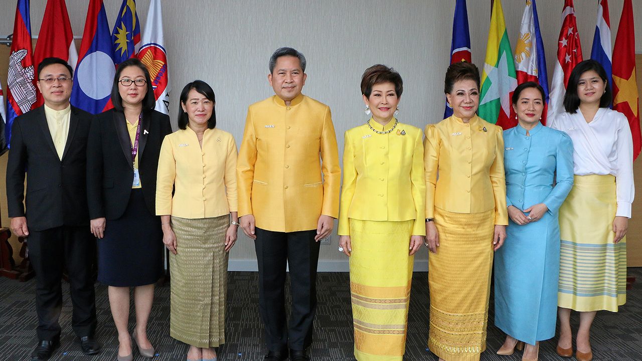 ประชุม คุณหญิงณัฐิกา วัธนเวคิน อังอุบลกุล จัดประชุมคณะ กก. AWEN สากล เตรียมการรับส่งมอบ ตำแหน่งประธานเครือข่ายผู้ประกอบการสตรีอาเซียนสากล ทางออนไลน์ โดยมี ดร.ปรเมธี วิมลศิริ, วิจิตา รชตะนันทิกุล และ ม.ล.ปรียพรรณ ศรีธวัช มาร่วมประชุมด้วย ที่กระทรวง พม. วันก่อน.