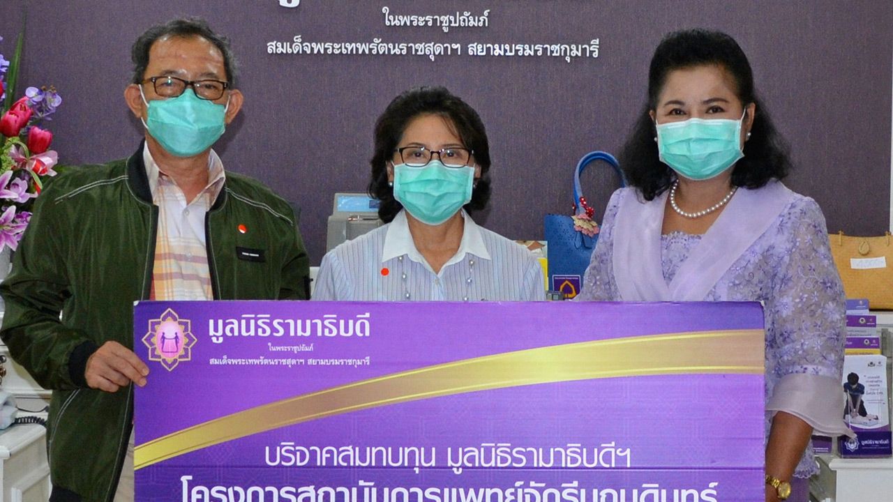 มอบล้านห้า นินนาท ชลิตานนท์ บริจาคเงินจำนวน 1,500,000 บาท ให้แก่ มาลี สังวาลย์เล็ก รอง ผจก.มูลนิธิรามาธิบดี เพื่อสนับสนุนสมทบทุนการจัดซื้ออุปกรณ์เครื่องมือแพทย์โครงการสถาบันการแพทย์จักรีนฤบดินทร์ ที่ห้องรับรองมูลนิธิรามาธิบดี โรงพยาบาลรามาธิบดี วันก่อน.