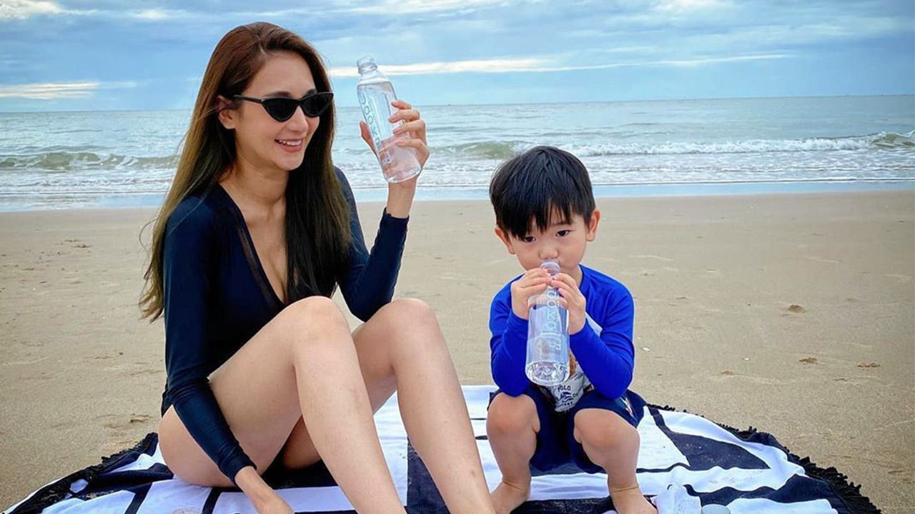 แม่ลูกสองอีกคน เนย–โชติกา พาสามีและลูกๆไปเที่ยวทะเลทั้งทีเลยคว้าชุดว่ายน้ำมาใส่ ลูกชาย น้องอคิณ เห็นยังชม แม่สวย ชอบแม่แต่งตัวแบบนี้...ก็คุณแม่แขวนชุดว่ายน้ำไปนาน นี่นา!