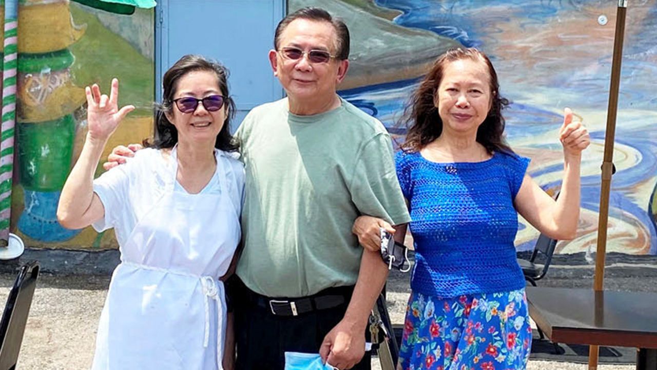 เฟส 2 อุตสาห์ กิตติกรเจริญ เปิดพื้นที่ด้านนอกร้านอาหารไทย BKNY เมืองควีนส์ รัฐนิวยอร์ก สหรัฐฯ ให้ลูกค้านั่งรับประทานอาหารนอกร้าน ตามนโยบายเฟส 2 ของรัฐนิวยอร์ก ในการป้องกันไวรัสโควิด-19 ลูกค้าต่างถูกใจ.