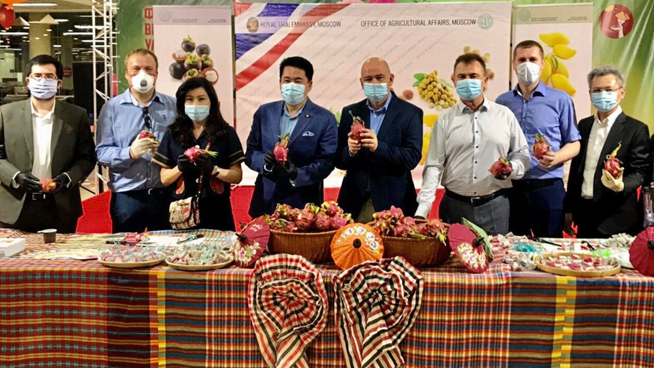 บูมสินค้าไทย ธนาธิป อุปัติศฤงค์ ออท.ณ กรุงมอสโก ประเทศรัสเซีย และ มนต์ทิพย์ ภริยา ร่วมกับ พลกฤษณ์ อุ้ยดา อทป. (ฝ่ายเกษตร) จัดงานส่งเสริมภาพลักษณ์สินค้าเกษตรไทยในรัสเซีย ที่ศูนย์การค้าฮานอย-รัสเซีย ในมอสโก.