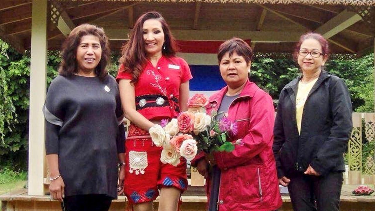 ยินดี นฤมล เดวิด ดาราจากรายการทีวี ช่อง RTL ของเยอรมนี ร่วมยินดีกับ โจ–กิ่งเพชร บุญยงค์ เจ้าของร้าน  “Kingphet Thai Massage &Spa Kiel” ในโอกาสที่ร้านได้เป็นร้านอันดับ 1 และได้ระดับ 5 ดาว ของเมืองคีล เยอรมนี.