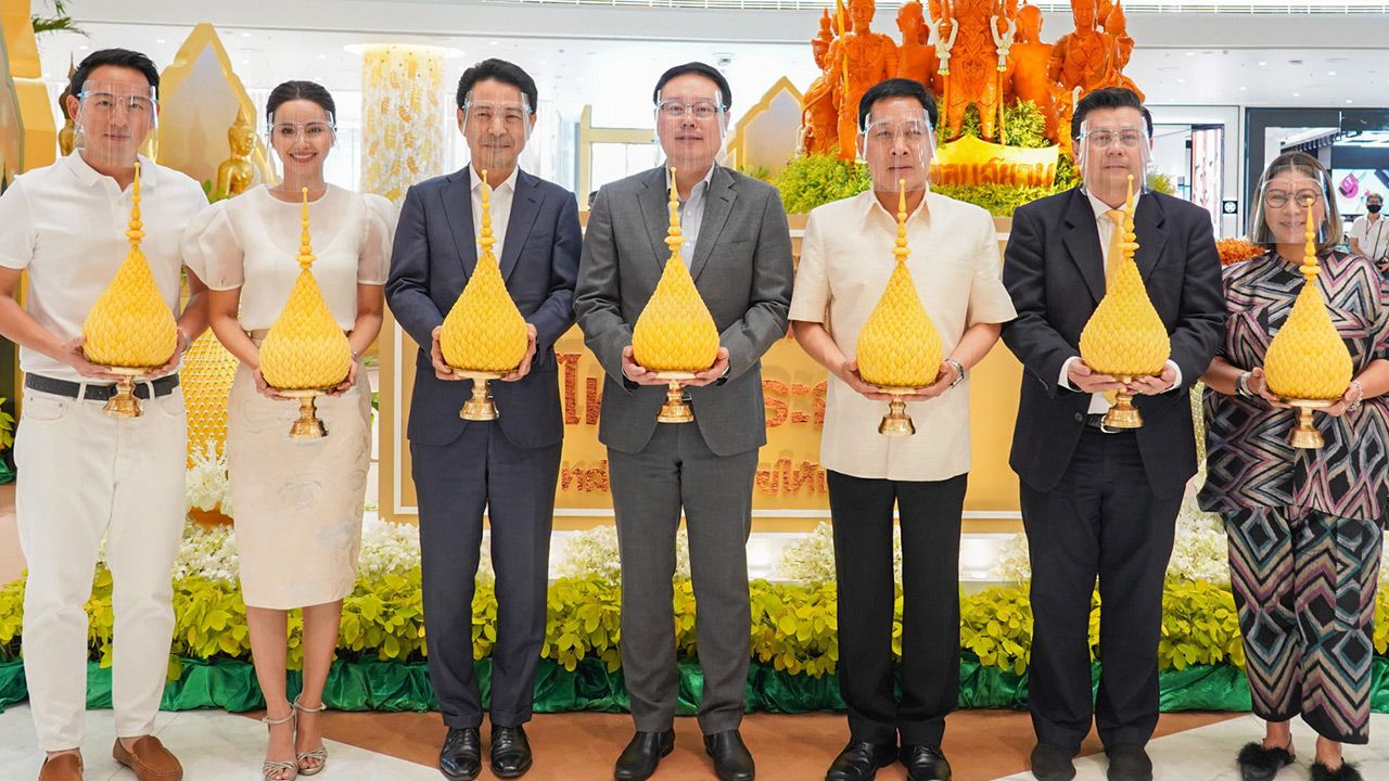 เทียนพรรษา สุพจน์ ชัยวัฒน์ศิริกุล เปิดงาน “ไอคอนสยาม ไหว้พระสุขใจ หล่อเทียนไทยให้เรืองรอง” พร้อมชมต้นเทียนพรรษาสุดวิจิตร โดยมี ชาติชาย กุละนำพล, อัตสึชิ โอะคูโมริ, สุวรรณชัย โลหะวัฒนกุล และ ปารีสา จาตนิลพันธุ์ มาร่วมงานด้วย ที่ไอคอนสยาม วันก่อน.