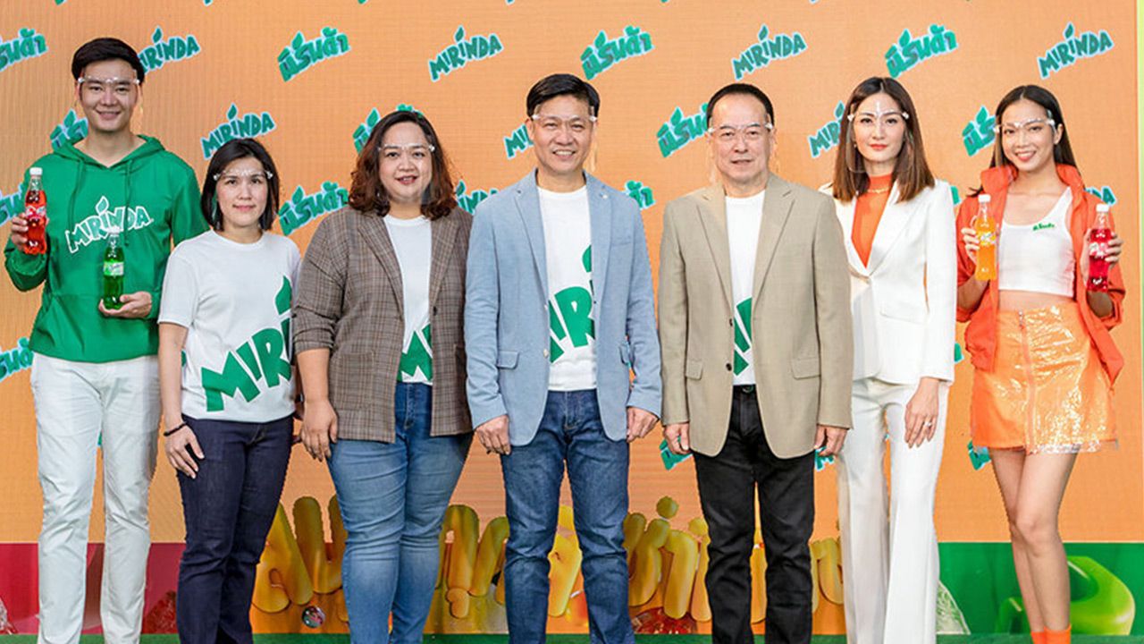 น่าดื่มมาก สมชัย เกตุชัยโกศล จัดงานเปิดเครื่องดื่มผลิตภัณฑ์ใหม่ล่าสุด “มิรินด้า” กลิ่นมิกซ์เบอร์รี่และแตงโม เน้นครองใจผู้บริโภคกลุ่ม Gen Z โดยมี จรณชัย ศัลยพงษ์, พัชรพรรณ บุญทรง, สุธาสินี ชัยกิจ และ ชล วจนานนท์ มาร่วมงานด้วย ที่ทรู สเปซ สยามสแควร์ วันก่อน.