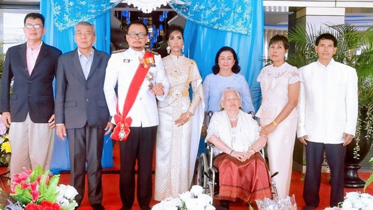 วิวาห์สุดชื่นมื่น อุบล ณ กาฬสินธุ์ มาร่วมในงานฉลองวิวาห์ระหว่าง พิชญ์ธิฎา บุตรี ธีรพล-ธัญลักษณ์ เรืองสุวรรณ กับ วิวรรธนไชย ณ กาฬสินธุ์ อดีต ส.ส.กาฬสินธุ์ ท่ามกลาง ความปลื้มปีติของบรรดาผู้มาร่วมอวยพร ที่โรงแรมรอดีน่าบีช พัทยา จังหวัดชลบุรี เมื่อวันก่อน.