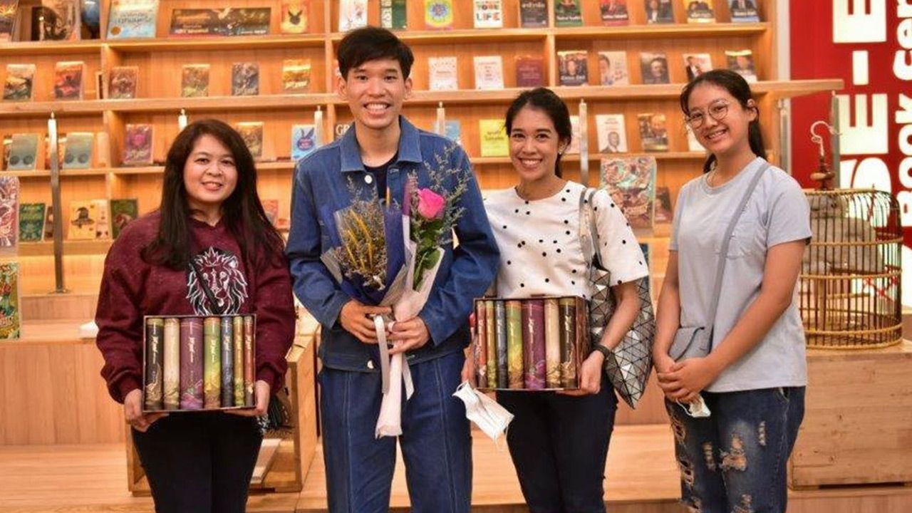 20 ปี แฮร์รี่ พอตเตอร์ อาชว์-อรุษ เอ่งฉ้วน หรือ Apolar ศิลปินคอนเซปต์อาร์ตอิสระ นักวาดปกแฮร์รี่ พอตเตอร์ ชาวไทยคนแรก ร่วมพูดคุยถึงงานชุดวาดภาพประกอบกว่า 200 ภาพในหนังสือ ในงาน “SE–ED X NANMEEBOOKS TALK Insight แฮร์รี่ พอตเตอร์ ฉลองครบรอบ 20 ปี” จัดโดยร้านหนังสือซีเอ็ด ร่วมกับนานมีบุ๊คส์ ที่ซีเอ็ด สาขาเซ็นทรัลพลาซา บางนา.