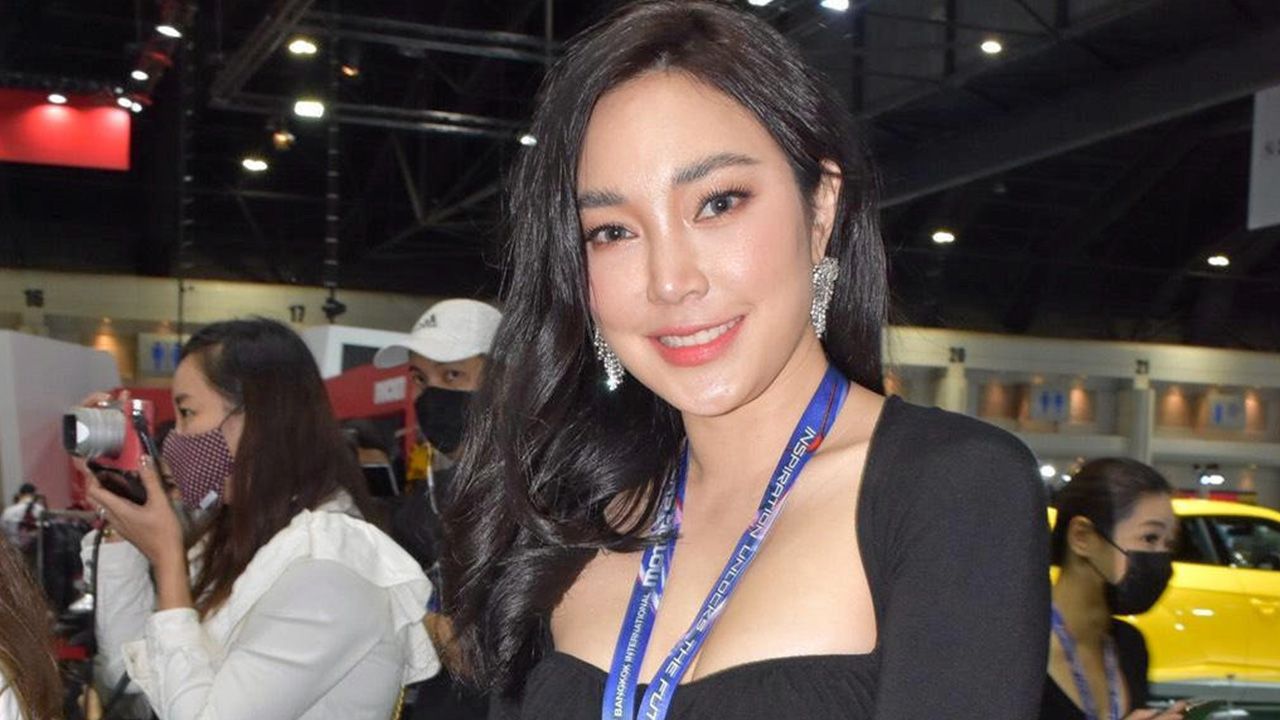 ด้าน เมย์ พิชญ์นาฏ ที่เป็นห่วงปัญหาครอบครัวของเพื่อน เลิฟ เป้ย ปานวาด อยู่ก่อนหน้านี้ พอเห็นโพสต์นี้ก็รีบเข้ามาคอมเมนต์ตอบป๊อบอย่างไว “ดีค่ะ ท่องไว้!!!”...พูดแทนเพื่อนใช่มั้ย คริๆ.