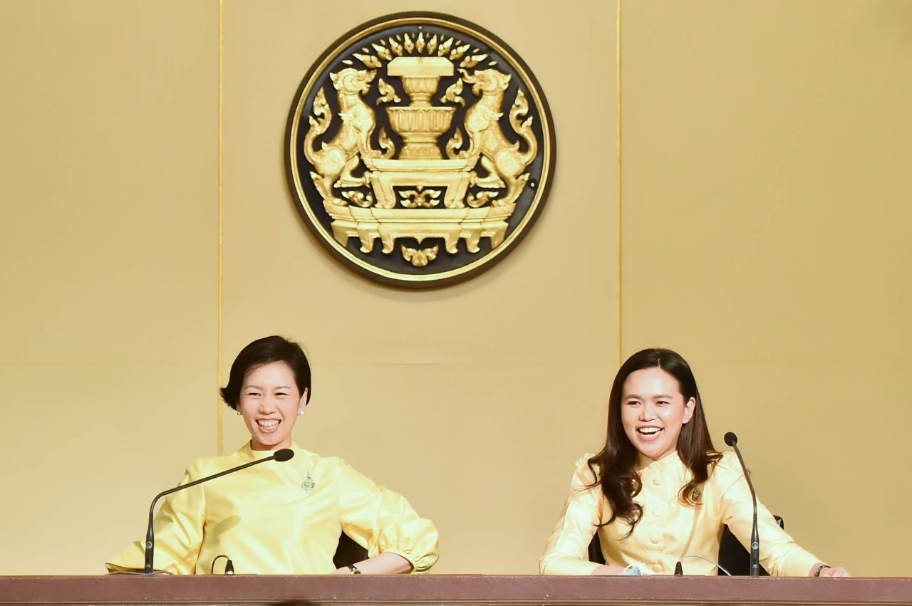 น.ส.รัชดา ธนาดิเรก และ น.ส.ไตรศุลี ไตรสรณกุล รองโฆษกประจำสำนักนายกรัฐมนตรี
