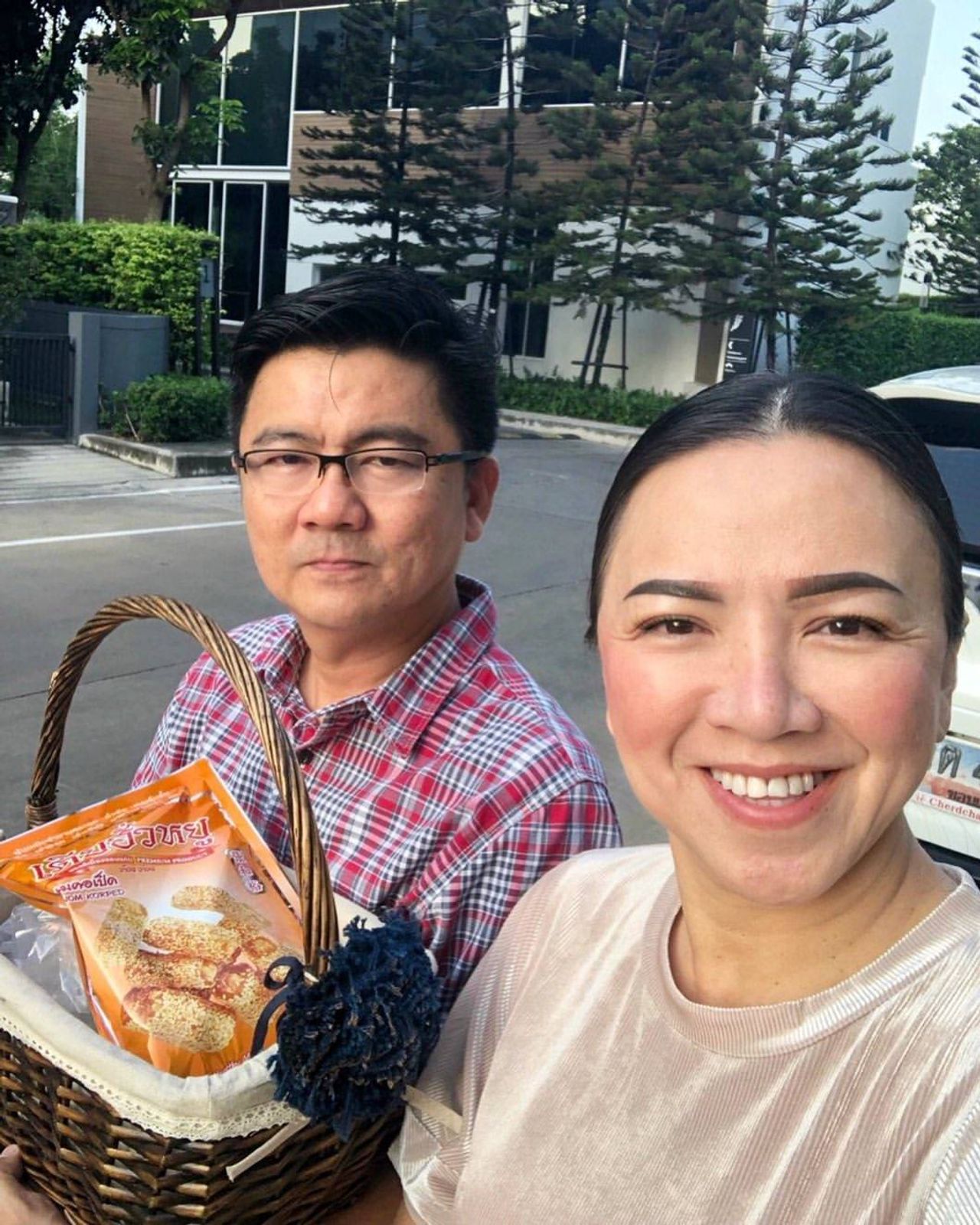 คุณพ่อสุพัฒน์-คุณแม่ศศิธร พ่อแม่ของแพรวา ขอบคุณภาพจากไอจี @bummoon