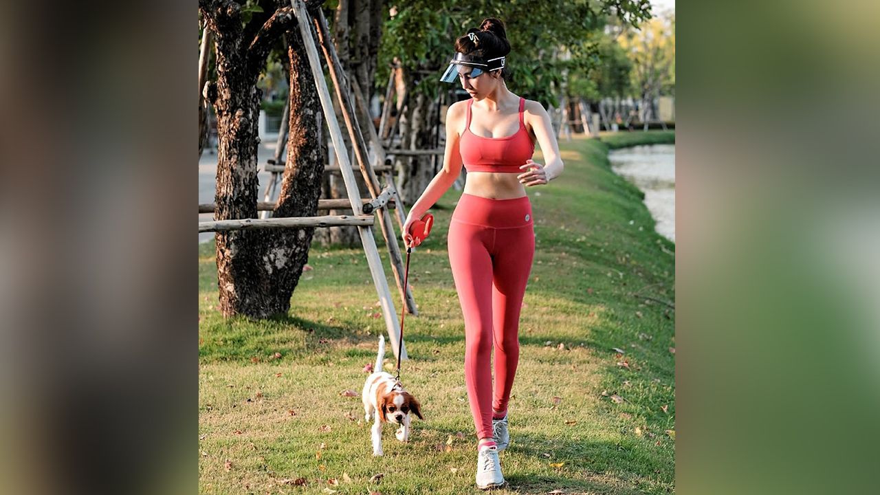 ด้านสาว ดาว-พิมพ์ทอง ก็ว่างมากเหมือนกัน เห็นโพสต์ภาพพาน้องหมาออกไปเดินเล่น เป็นกิจกรรมธรรมดา แต่มันไม่ธรรมดาก็ตรงชุดที่ใส่นี่แหละ...เห็นแล้วมันอึดอัดคับอกคับใจยังไงไม่รุ!