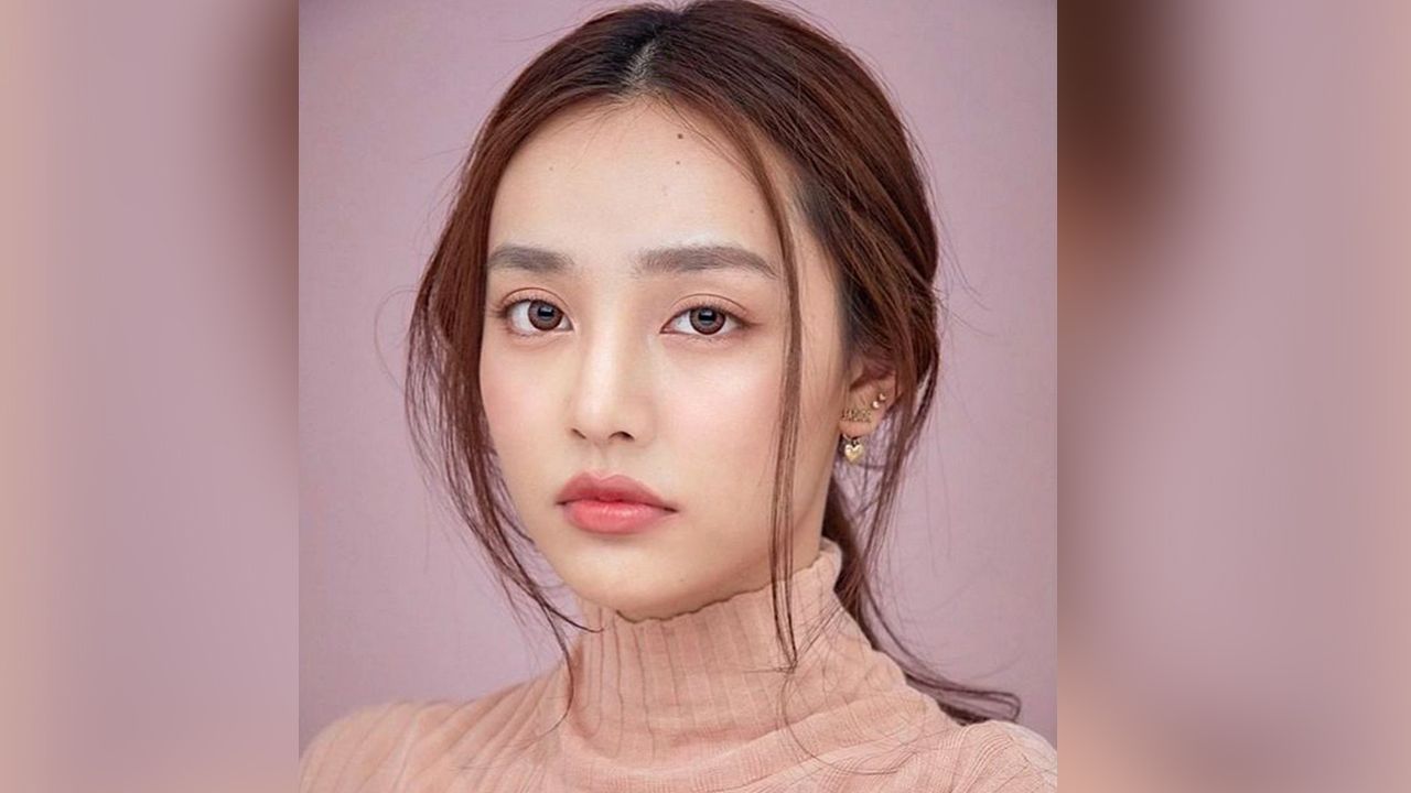 วันว่างอยู่บ้านเหงาๆ นางเอกสาว น้ำตาล-พิจักขณา ก็เลยโพสต์ภาพสวยๆลง IG งานนี้หนุ่ม ไผ่-พาทิศ ไม่รอช้าเข้ามาคอมเมนต์แซวทันที “แก้มน้องนางนั้นแดงกว่าใคร”...หืม อารมณ์ไหน?!