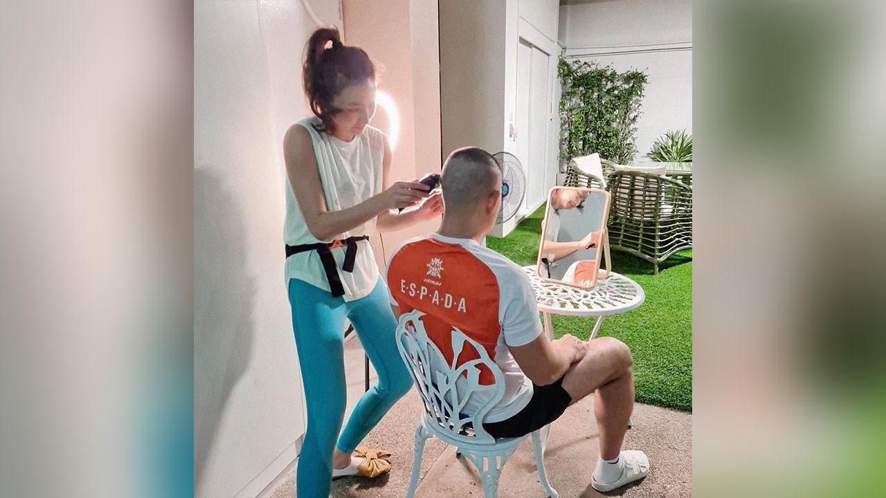 พอรัฐบาลประกาศปิดร้านตัดผม แพนเค้ก-เขมนิจ ก็ได้ฤกษ์เปิดซาลอนที่บ้าน ช่างประจำร้านไม่ใช่ใครที่ไหนก็ตัวเองนี่แหละ ลูกค้าคนแรกและคนเดียวก็คือ พี่หมี...โชคดีนะที่กักตัวอยู่บ้าน อิ๊ๆ.