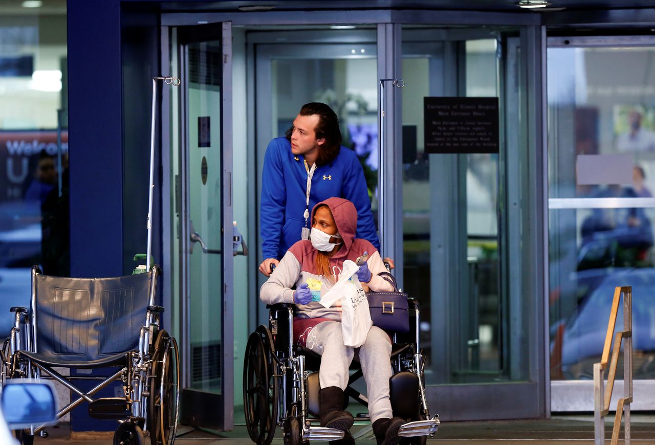 คนไข้นั่งรถวีลแชร์ออกจากโรงพยาบาลมหาวิทยาลัยรัฐอิลลินอยส์ ในสหรัฐฯ ขณะที่สมาคมพยาบาลรัฐอิลลินอยส์แจ้งว่าขณะนี้ มีพยาบาลในนครชิคาโก  12 คน ติดเชื้อโควิด-19 จนถึงเมื่อ 27 มี.ค. 63