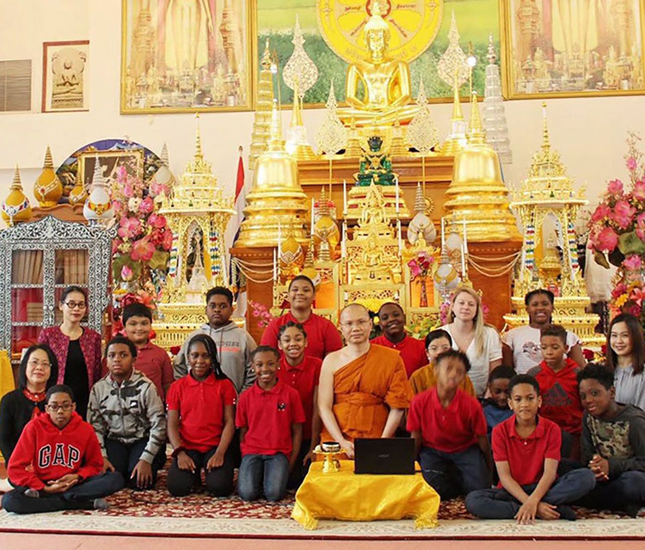 ศึกษา พระครูเรืองฤทธิ์ วัดไทยกรุงวอชิงตัน ดี.ซี. สหรัฐฯ บรรยายธรรมให้ความรู้กับนักเรียนต่างชาติ ที่ไปศึกษาพุทธศาสนา โดยมี จุลีพจน์ อิศรางกูร ณ อยุธยา อัครราชทูตที่ปรึกษา สอท. ณ กรุงวอชิงตัน ดี.ซี. นำไป.