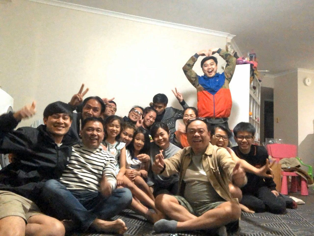 อำลา มณเฑียร ธนรรฆากร เจ้าของบริษัทคลีนเนอร์ยักษ์ใหญ่ในนครซิดนีย์ ประเทศออสเตรเลีย จัดงานเลี้ยงอำลาเพื่อนๆในนครซิดนีย์ ก่อนอำลากลับไปอยู่ประเทศไทยเป็นการถาวร ท่ามกลางความอาลัยของเพื่อนๆ.
