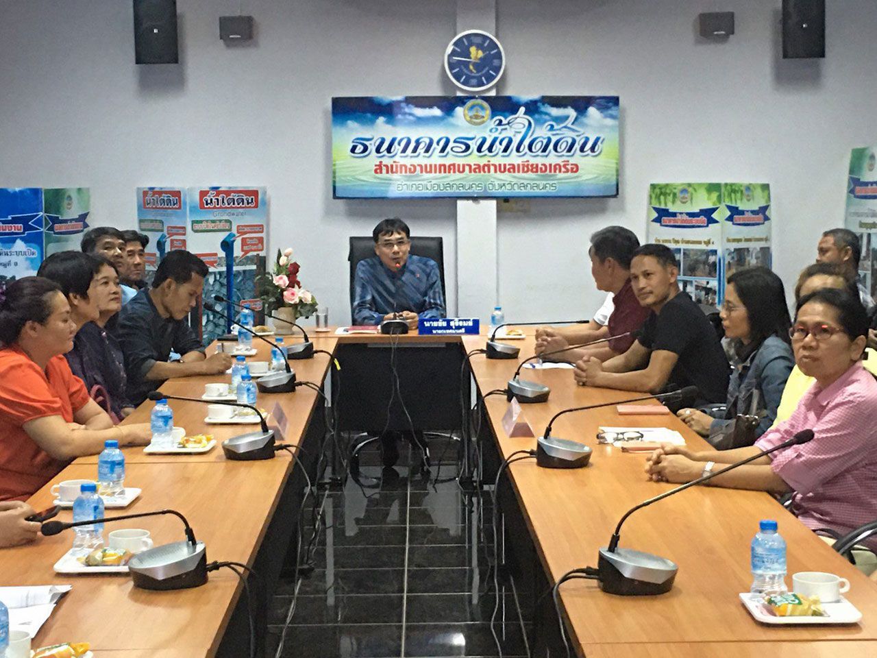 นายชัย สุริรมย์ นายกเทศมนตรีตำบลเชียงเครือ อ.เมืองสกลนคร ประชุมกับทีมงาน “ธนาคารน้ำใต้ดิน” ด้วยความภาคภูมิใจในผลงาน ที่มีส่วนช่วยแก้วิกฤติภัยแล้ง.