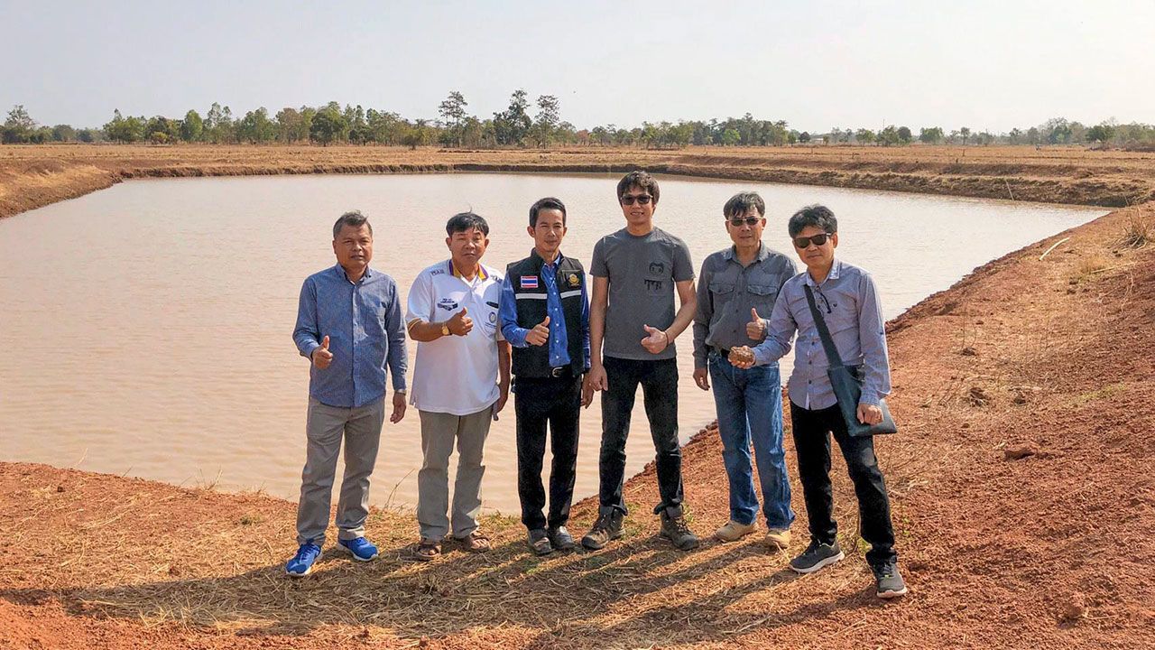 อ.สุเมธ ทองเกตุ หัวหน้าทีม AGS ประเทศไทย และ อ.ธเนศ ธนศรี ผู้เชี่ยวชาญด้านน้ำใต้ดินของสหรัฐฯ หัวหน้าทีม AGS นานาชาติ เข้ามาเยี่ยมชมและให้คำแนะนำการดำเนินงานธนาคารน้ำใต้ดิน.